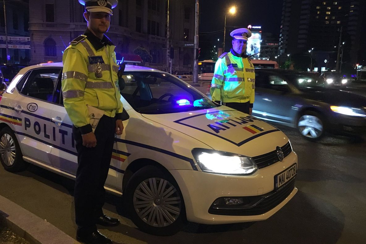 Doi oameni ai străzii, spulberați de un șofer băut pe trotuar