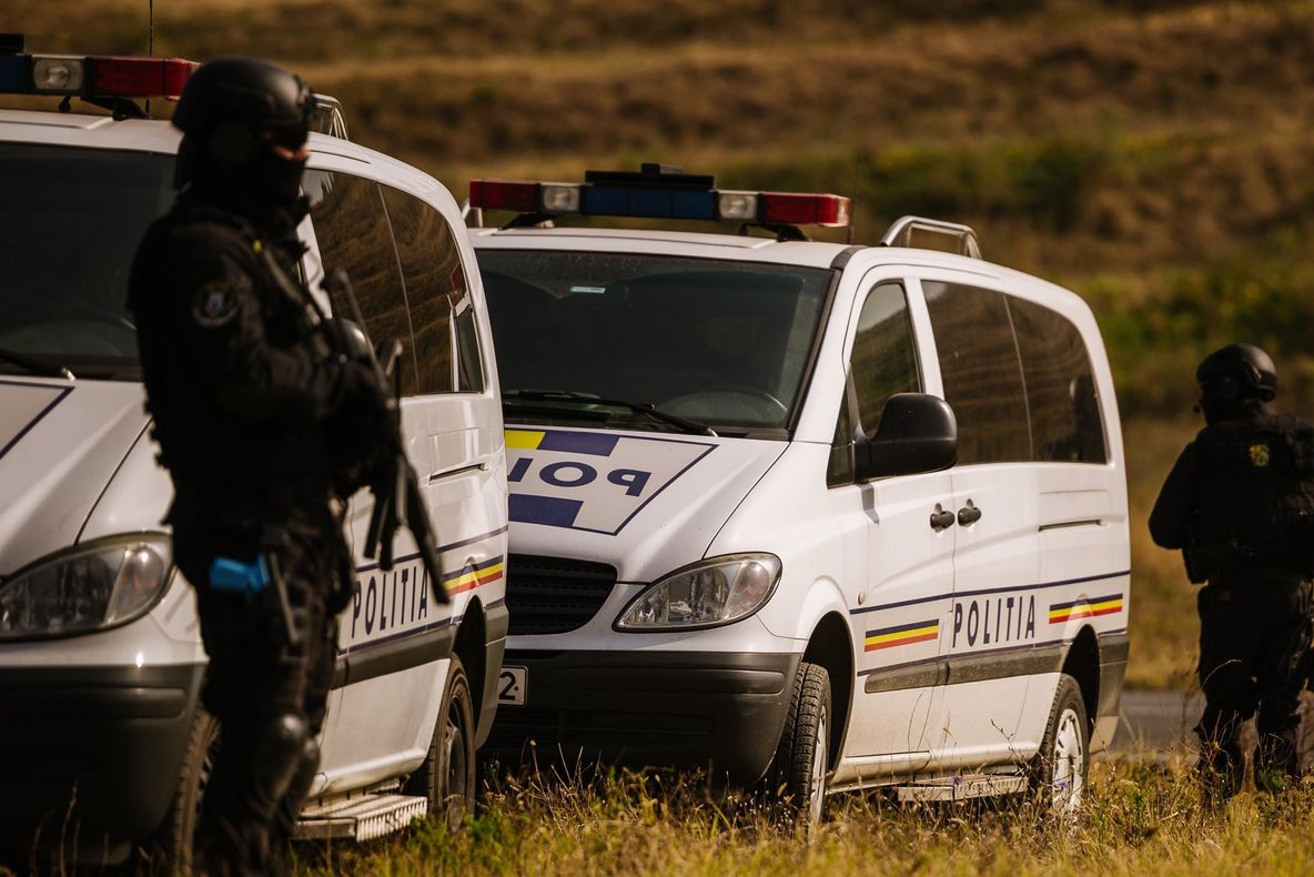 Descoperire șocantă, la Nădlac: unde erau ascunși 11 migranți. Printre ei, și copii!