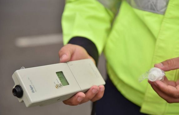 Polițist cercetat pentru că a condus maşina de serviciu, deşi era băut