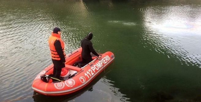 Alertă în județul Neamț, un bărbat căzut în apa Siretului e căutat de pompieri