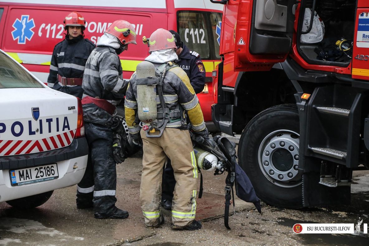 INCENDIU la un MALL din Capitală: 4 victime, 3 mașini distruse