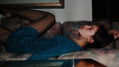 "M-am trezit dimineață și am văzut că sunt în pat cu doi bărbați". Mărturisire IREALĂ a unei tinere