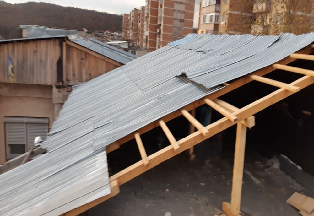 Furtuna a făcut ravagii la Hunedoara. Acoperișuri luate de vânt, mașini avariate