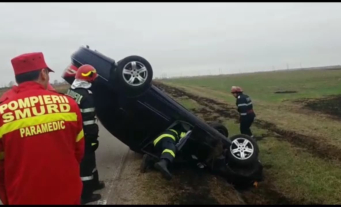 S-a răsturnat cu mașina și a fugit în șosete pe câmp VIDEO