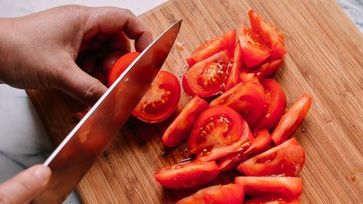 Adaugă acest ingredient în salata de roşii. Îi vei schimba complet gustul! Cine s-ar fi gândit?