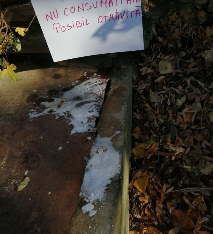 Alertă în județul Satu Mare! O substanță posibil toxică, aruncată într-o fântână