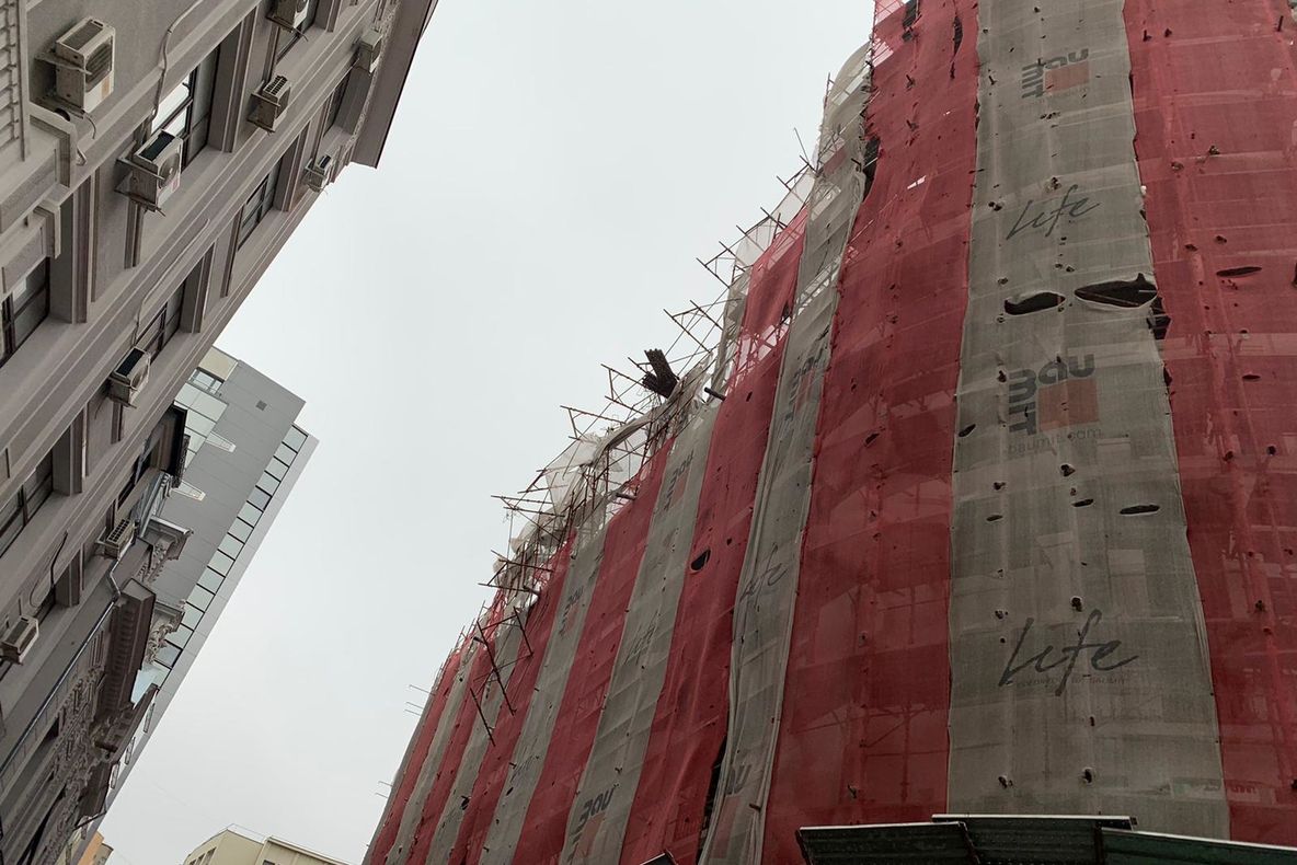 O schelă s-a prăbușit în centrul Capitalei din cauza unei rafale de vânt 