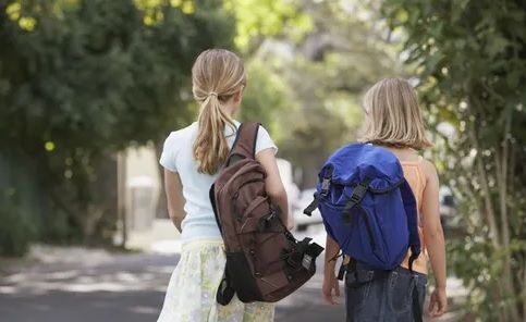 Caz șocant, în jud. Gorj: bătaie cu pumni și picioare, între două eleve. Halucinant de la ce a pornit incidentul