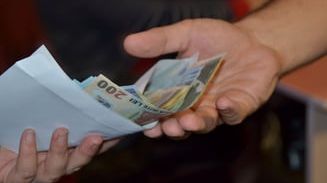 Șefa de la Protecția Copilului Neamț a primit ȘPAGĂ în biserică - Sumele încasate pentru angajări