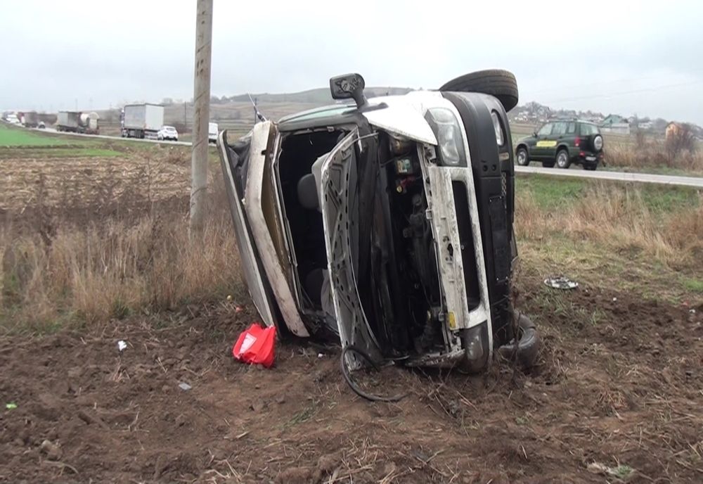 Accident grav, în jud. Suceava: a ajuns la spital, după ce s-a răsturnat cu mașina pe câmp