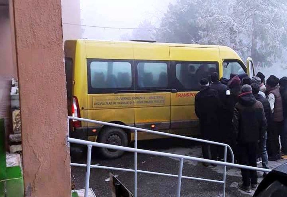 Scandalos! Bolnavi de TBC, duși la vot cu microbuzul școlar