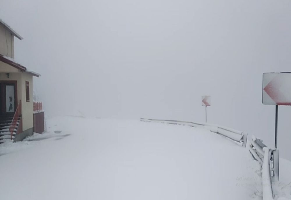 VIDEO. Pe Transfăgărășan, la cota 2000, ninge ca în povești!