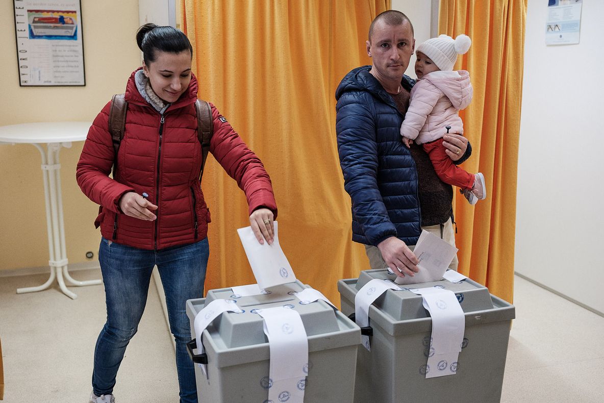 Românii din Frankfurt și-au organizat singuri 6 secții de votare