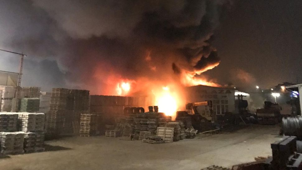 Incendiu puternic în București. S-a trimis mesaj de avertizare prin Ro Alert! Iată bilanţul dezastrului!