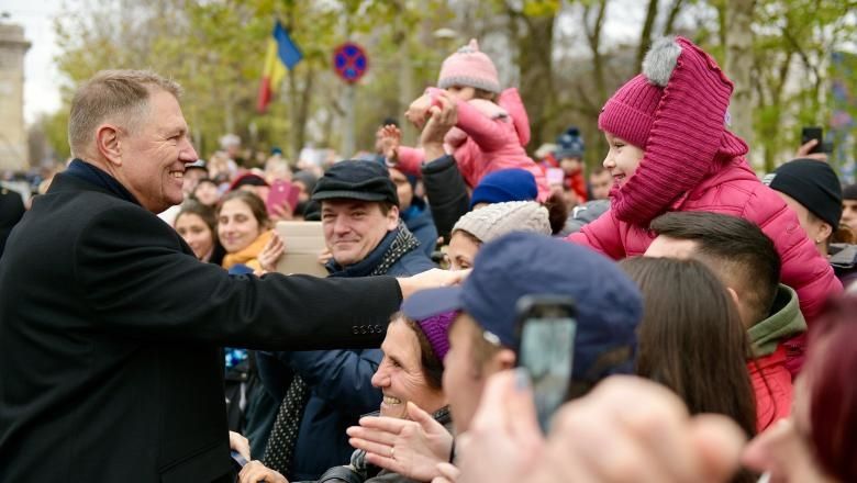 Ce i-a întrebat Klaus Iohannis pe niște copii după parada de 1 Decembrie