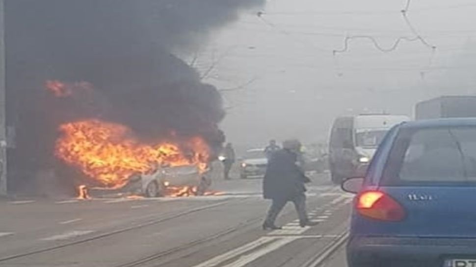 Imagini spectaculoase. Mașină în flăcări în centrul orașului