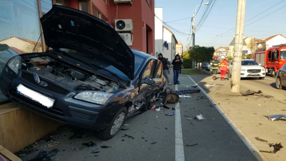 Accident ca-n filme la Timișoara. O mașină parcată a "zburat" într-o casă