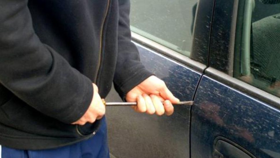 Anchetă uriașă a polițiștilor din Ilfov după ce mai multe mașini dintr-un cartier de lux au fost sparte