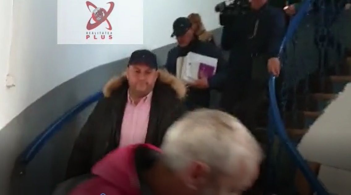 Momentul în care șeful PSD Arad, Dorel Căprar, este dus de mascați la sediul DNA