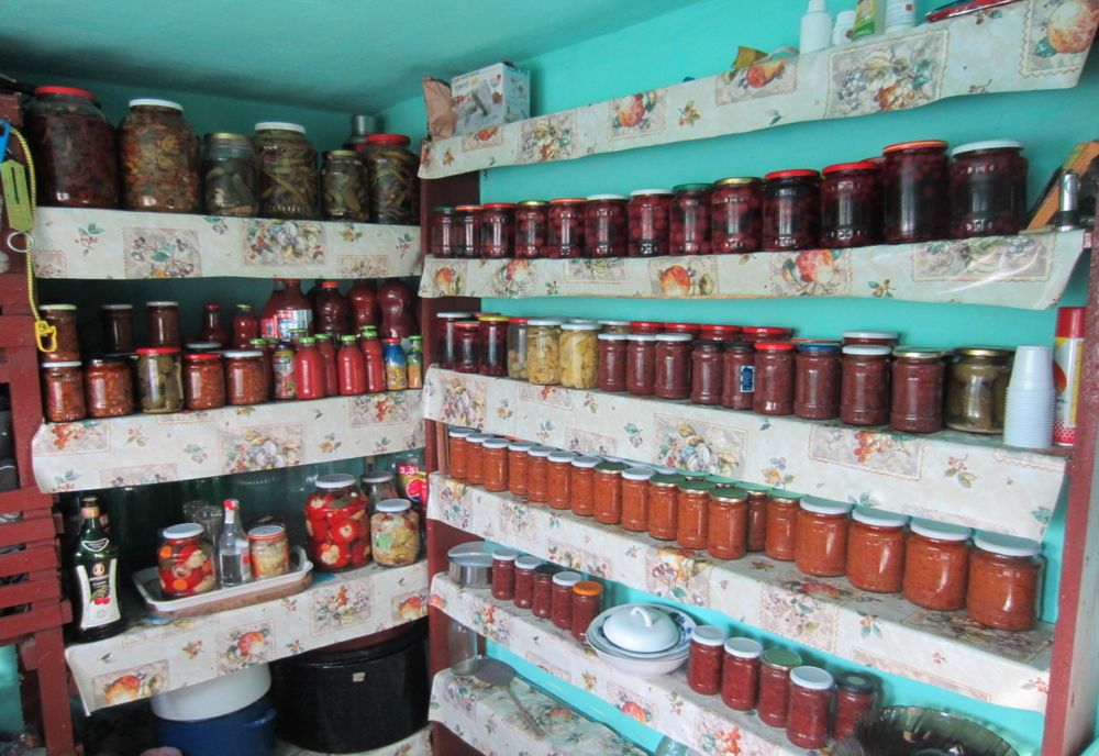 Caz halucinant, în jud. Iaşi: au furat din cămara unei bătrâne de 83 de ani!