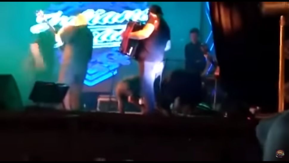 VIDEO dramatic. Un cunoscut cântăreț a murit pe scenă, după ce a suferit un infarct