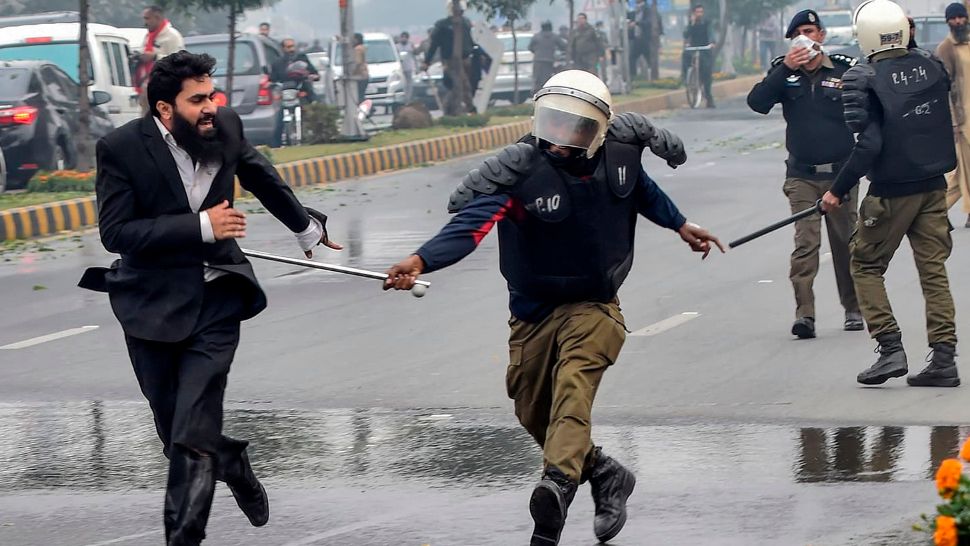 Trei pacienți au făcut infarct și au murit după ce 200 de avocați au vandalizat spitalul de cardiologie 