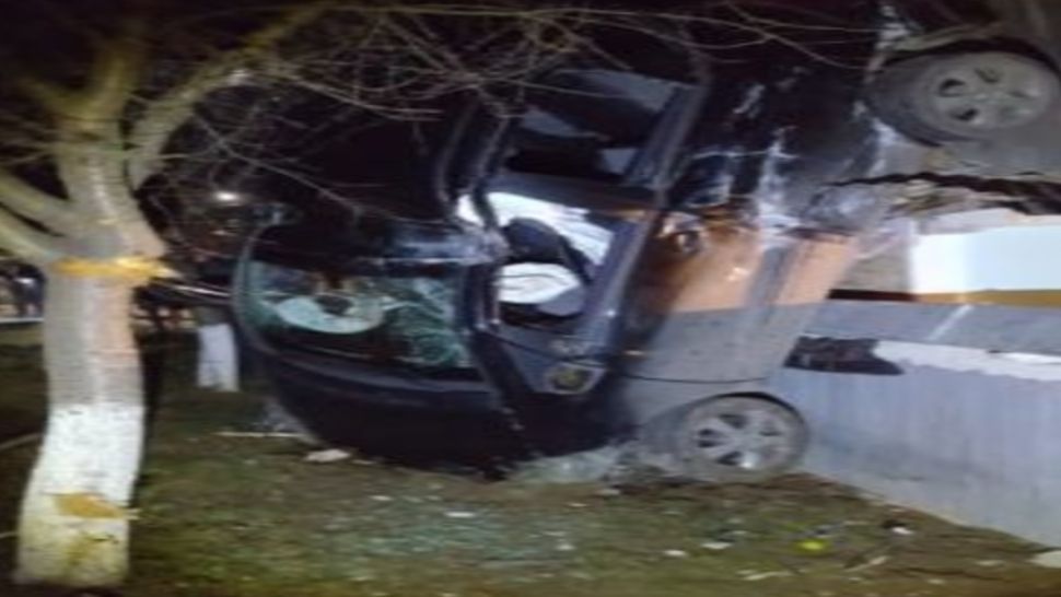 O șoferiță de 19 ani s-a urcat cu mașina pe casă