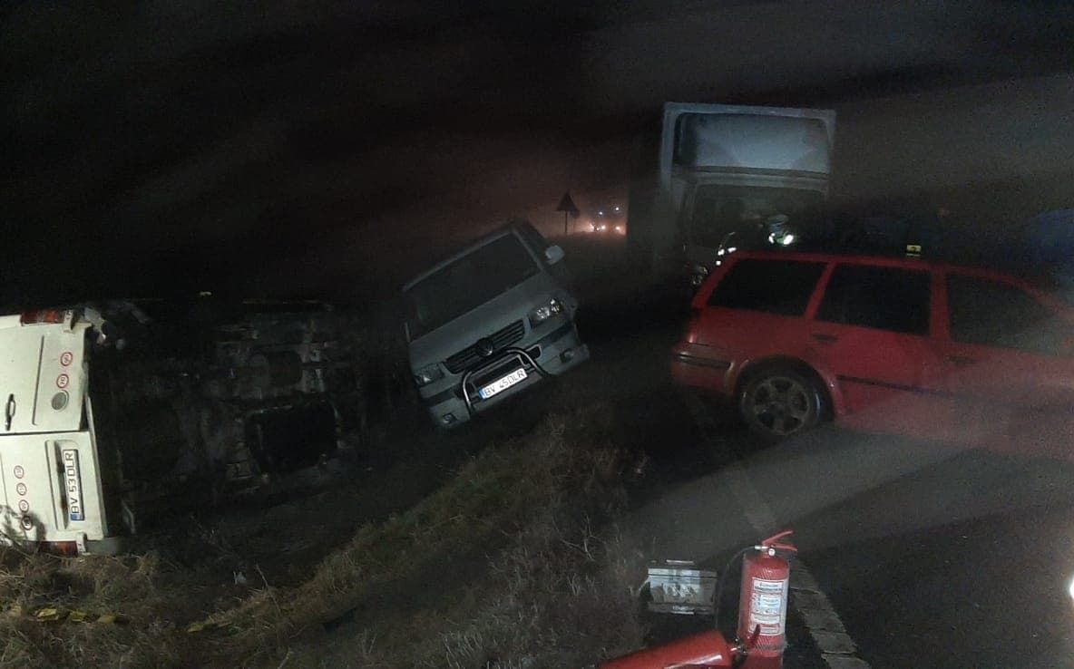 Accident crunt cu 3 mașini și 3 autoutilitare, luni dimineață