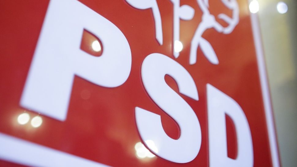 În cel mai sărac oraș din Vrancea, primarul PSD Chitic le face cadou angajaților șampanie Moet și whiskey