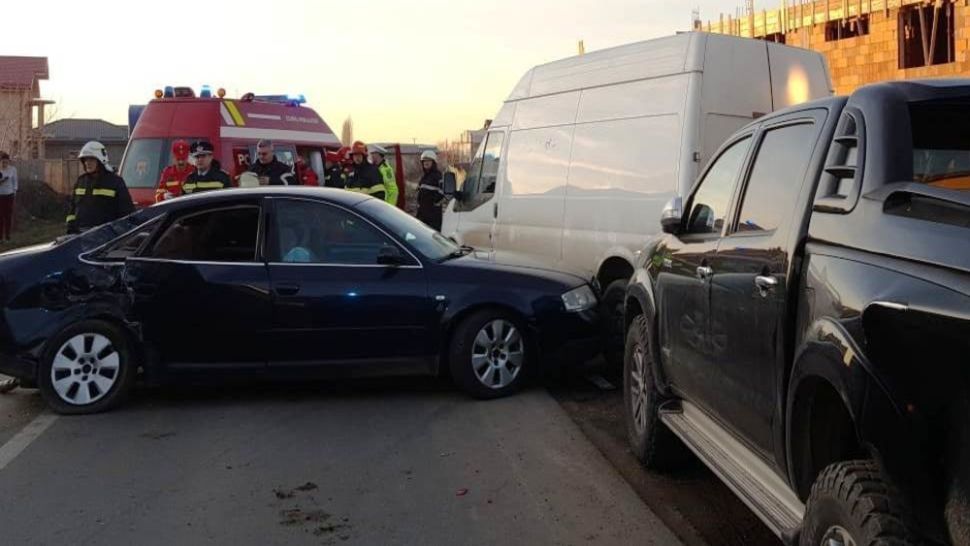 Accident la Slatina, provocat de un şofer începător. Trei persoane au ajuns la spital 
