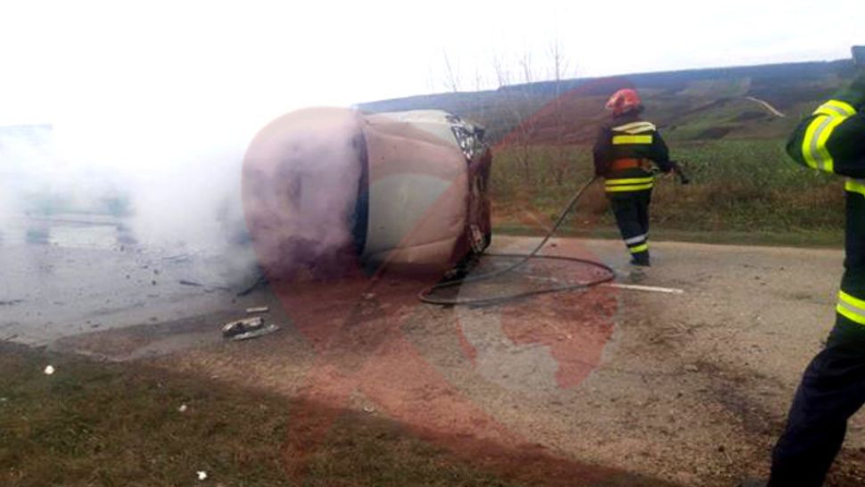 Seria tragediilor continuă. Patru victime după ce o mașină s-a răsturnat pe o șosea și a luat foc