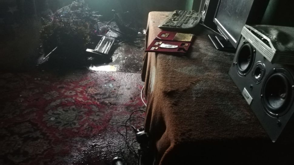 Bloc evacuat de pompieri la Titu, în Dâmbovița. Un incendiu a distrus un apartament. FOTO