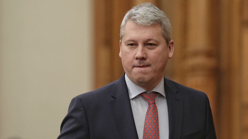 PROTEST la Ministerul Justiției: Zeci de angajați îi cer lui Cătălin Predoiu să li se majoreze salariile