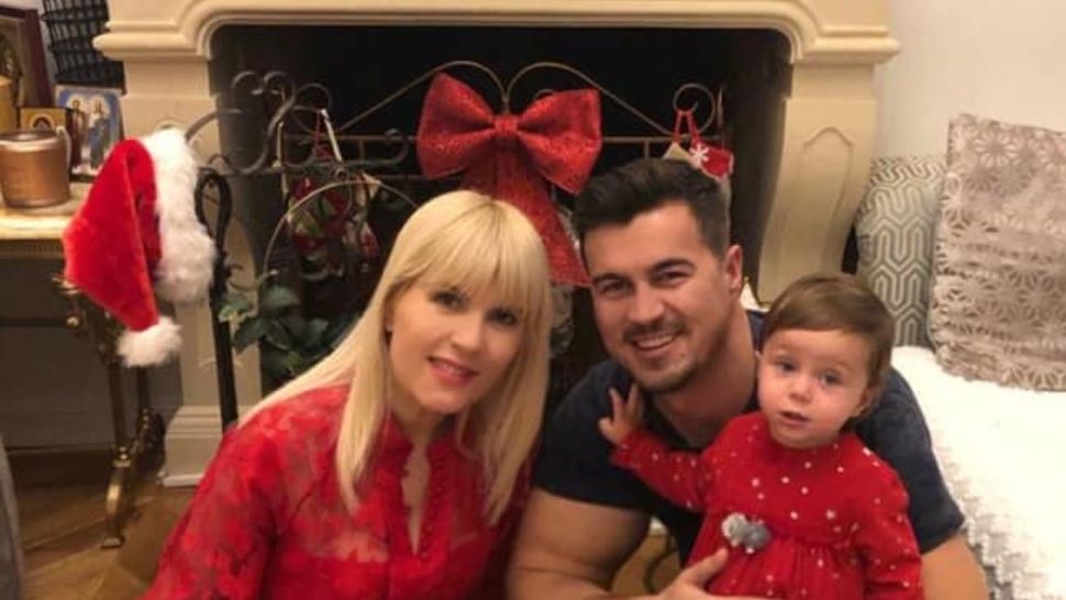 Elena Udrea și fiica sa, în rochii roșii de Crăciun