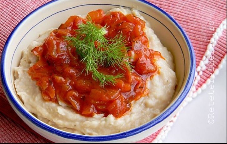 Ce pun gospodinele din Moldova la fasolea bătută pentru a-i da un gust deosebit și o textură pufoasă