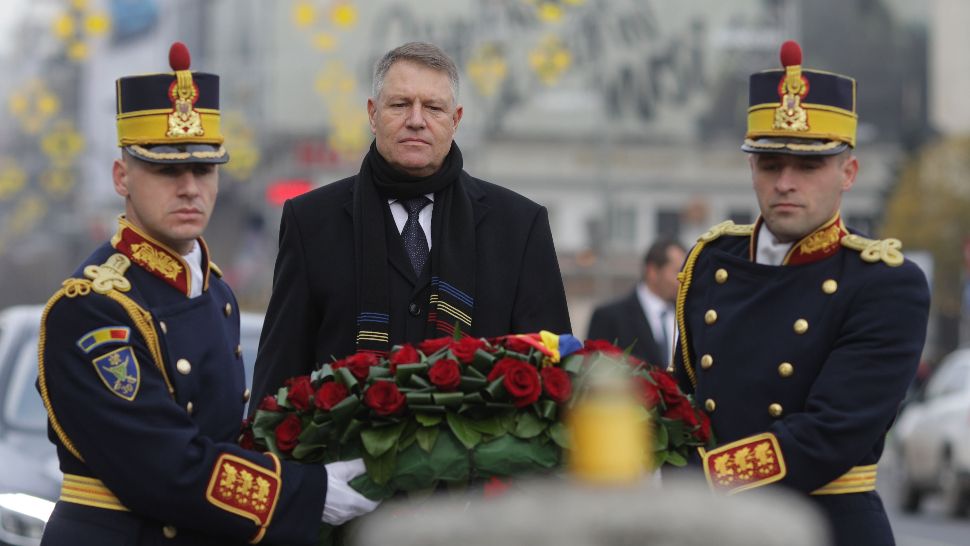 Klaus Iohannis a depus o coroană în memoria victimelor Revoluției. Președintele, luat de rost de revoluționari