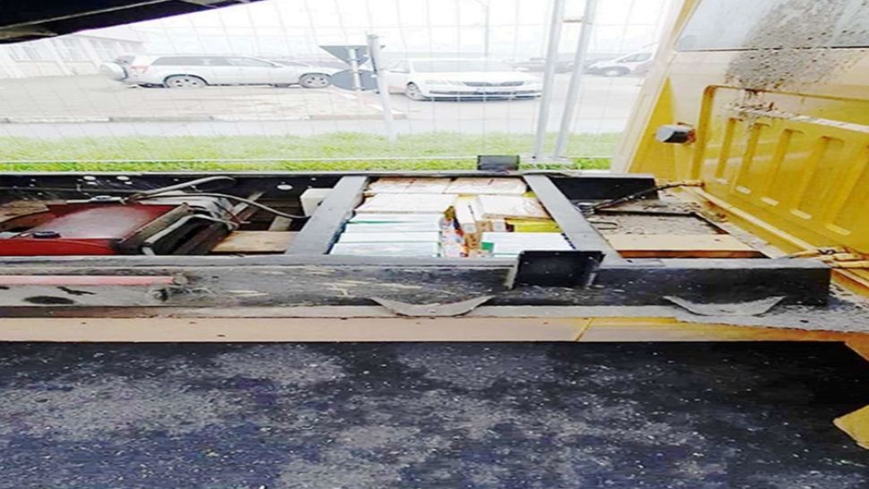 Materiale pirotehnice, ascunse pe șasiul unei autoutilitare