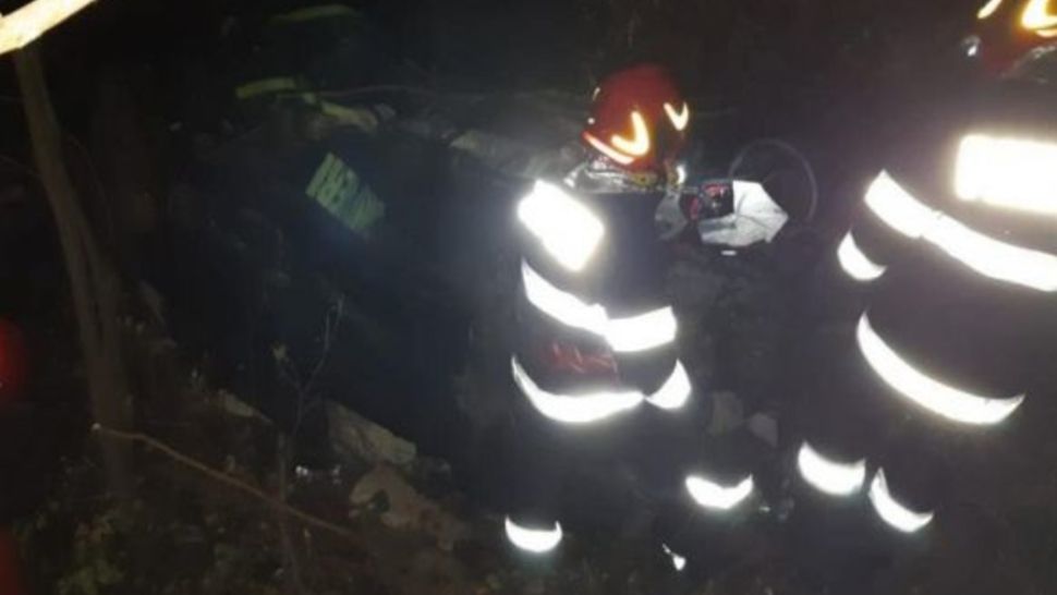Misiune de salvare în miez de noapte: persoană căzută într-o râpă adâncă de 20 de metri 