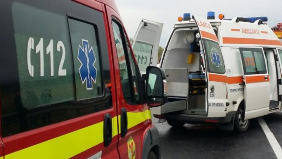 Accident pe DN 17. Un autoturism a ajuns într-un parapet