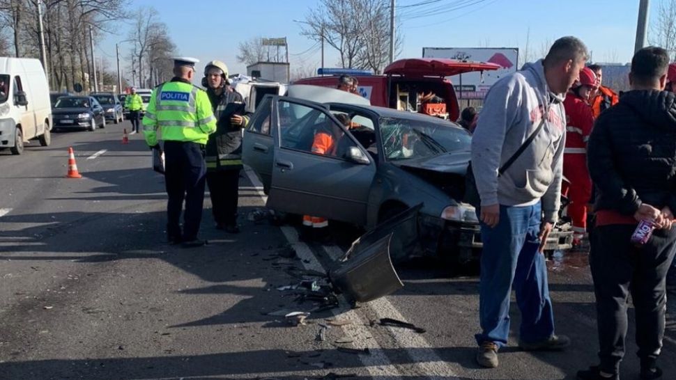 Impact nimicitor între un autoturism şi o dubiţă, în zona Aeroportului Craiova: două victime