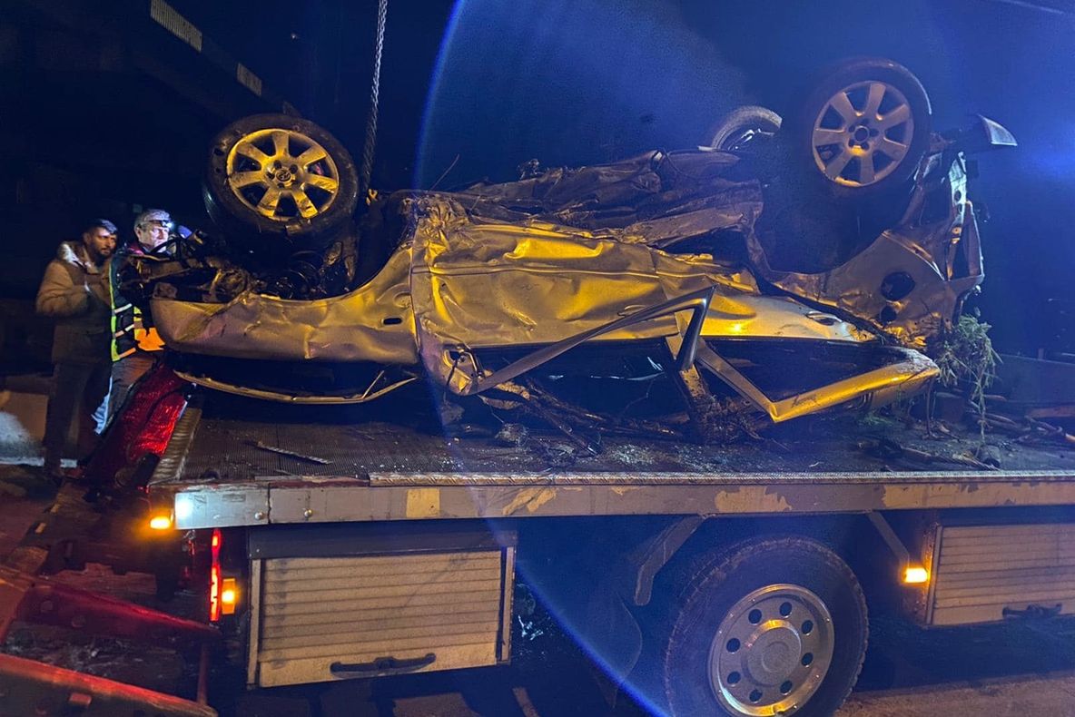 Accident cumplit, în Reșița: un mort, după ce mașina a fost aruncată dintr-un stâlp în albia râului