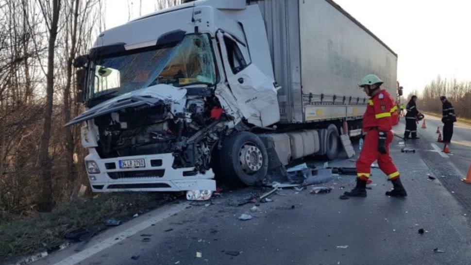 FOTO Accident pe DN1A. Două TIR-uri au intrat în coliziune