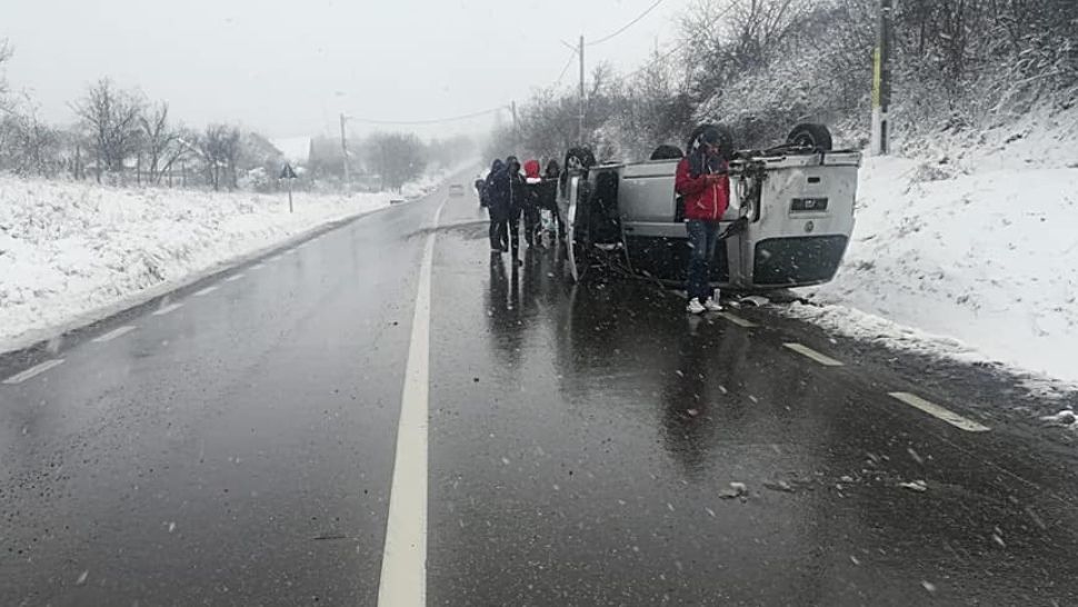 Microbuz RĂSTURNAT în jud. Iași. 10 persoane rănite - FOTO