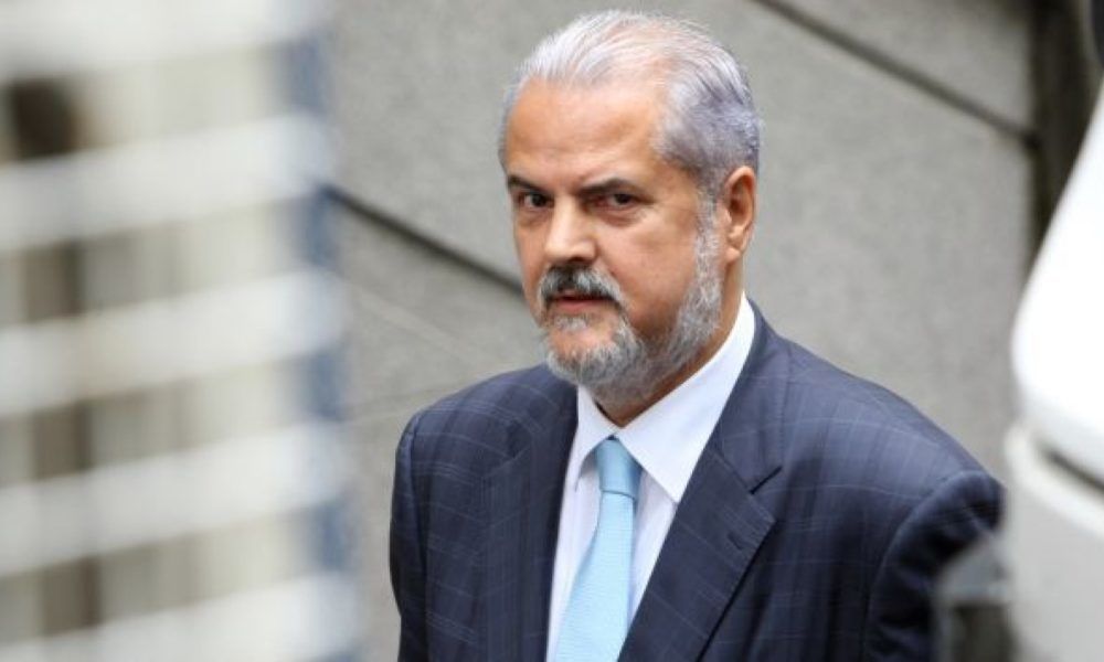 Diaspora îi cere lui Iohannis să-i retragă medalia lui Năstase