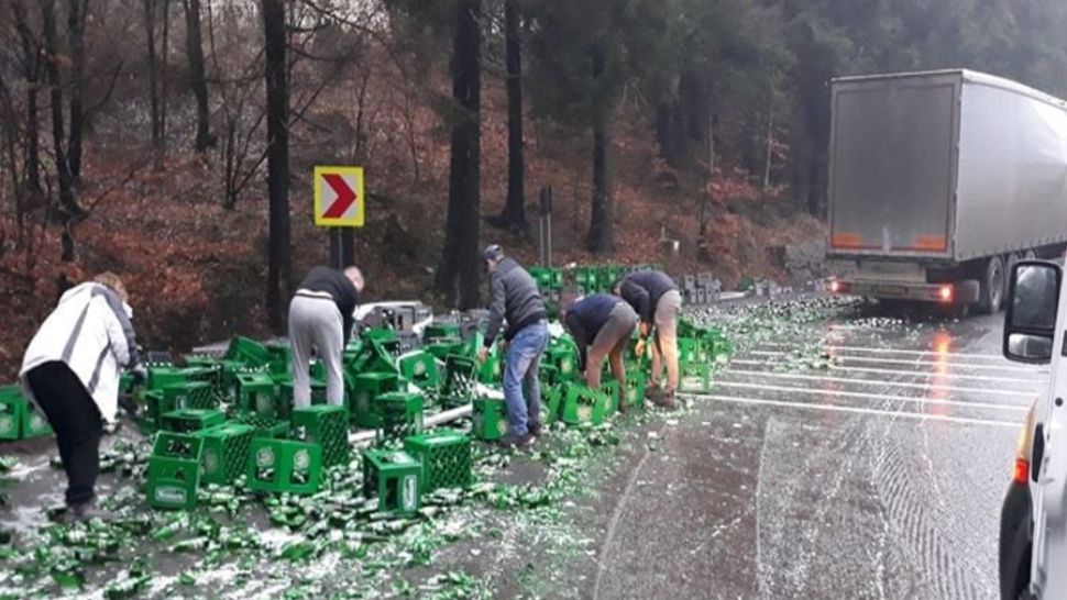 Zeci de lăzi cu bere, răsturnate pe DN12