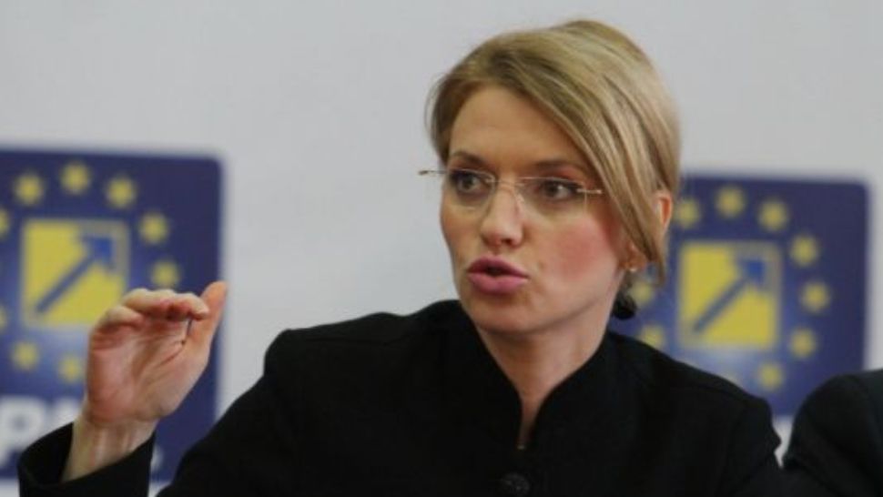 Alina Gorghiu: ”Îl rog pe președintele CCR să explice când un guvern își poate angaja răspunderea”