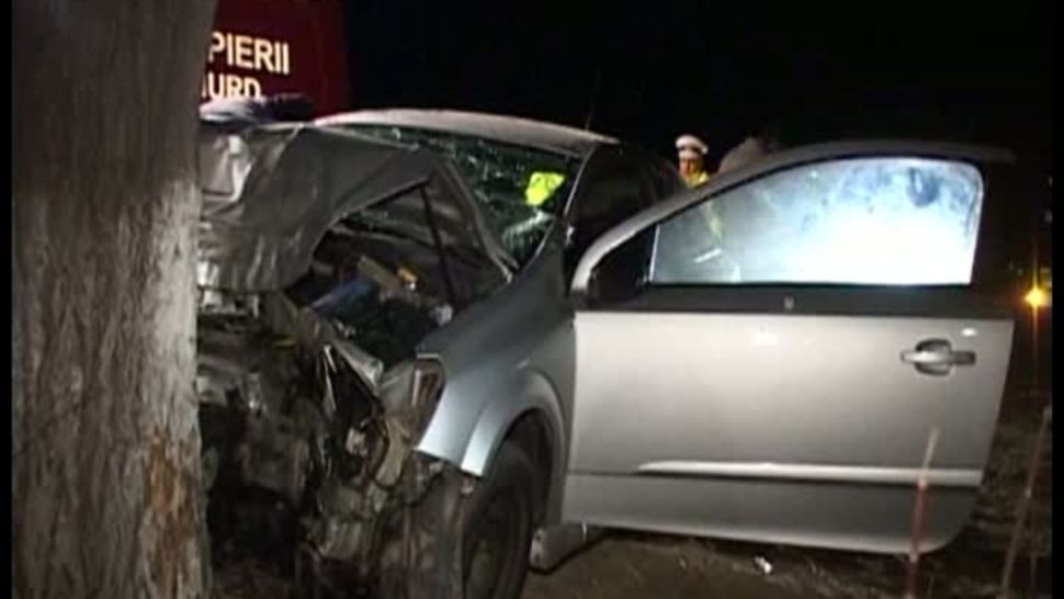 Accident grav, din cauza vitezei excesive, în jud. Argeș: 4 victime, după ce s-au izbit de un pom