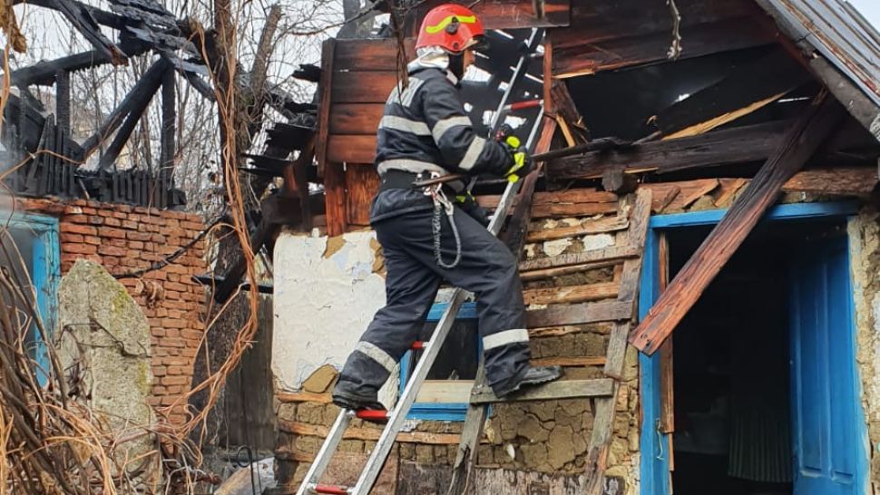 VIDEO. A murit carbonizat în locuinţa cuprinsă de incendiu!