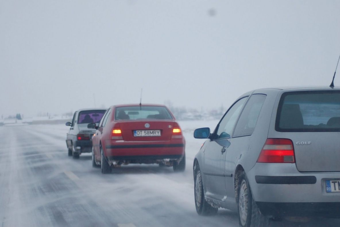 HAOS pe mai multe drumuri din România din cauza zăpezii