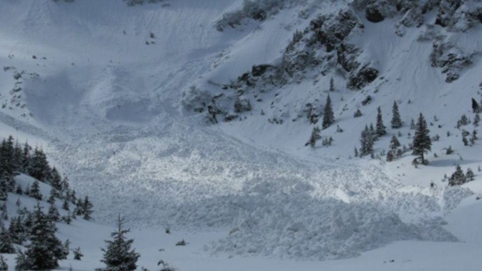 Schiori surprinși de avalanșă în județul Sibiu